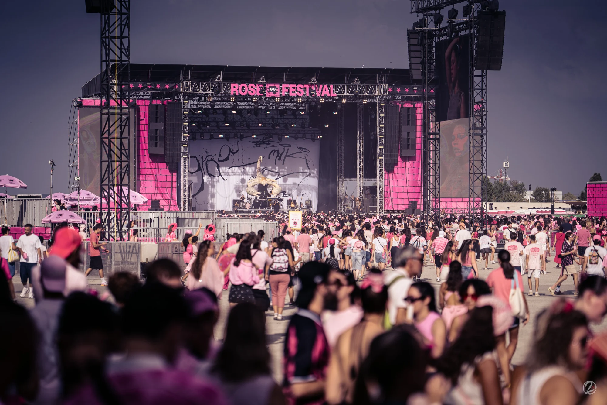 Vue d’ensemble du public et de la scène du Rose Festival.