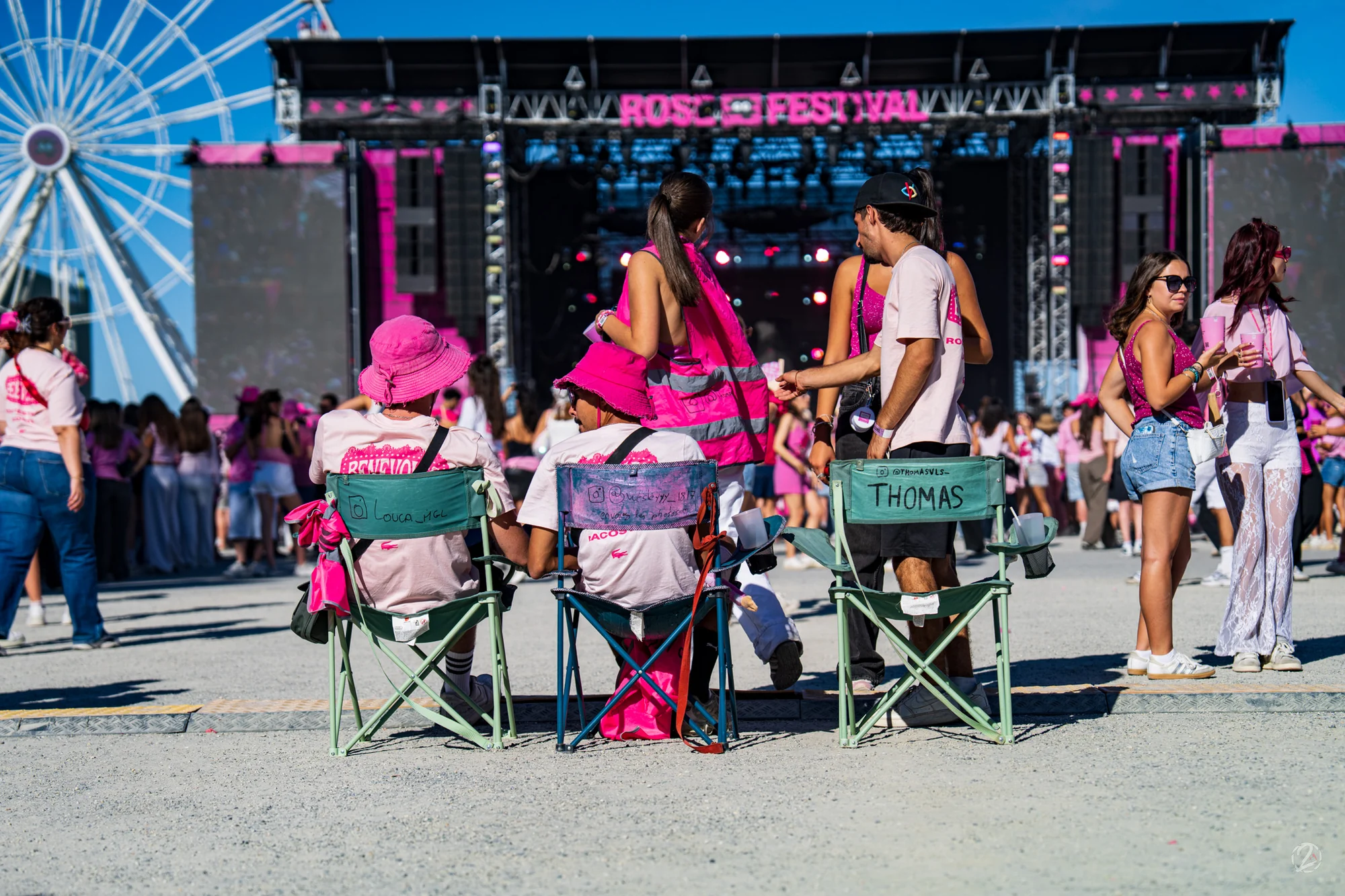 Des festivaliers assis devant la scène du Rose Festival.