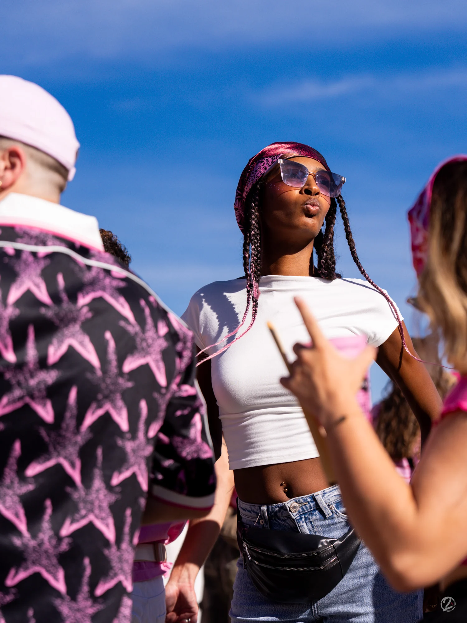 Une festivalière en lunettes de soleil au milieu du public.